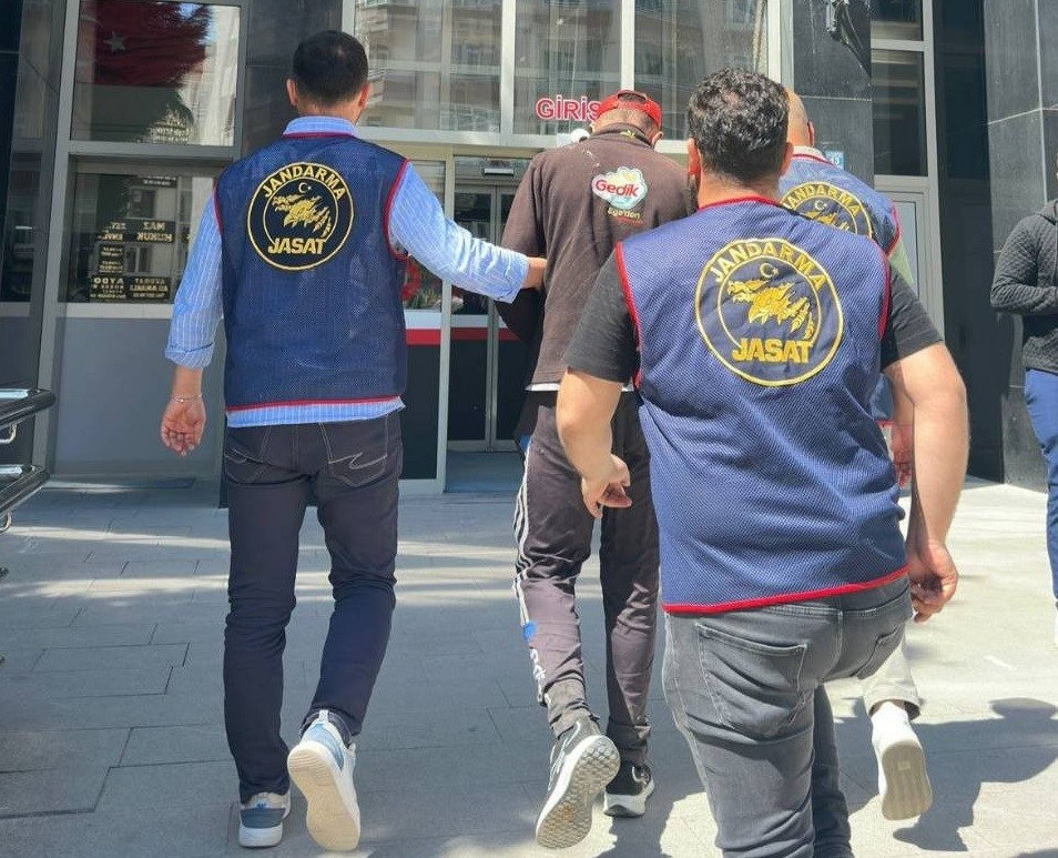 Çorum’da jandarma ekipleri suçlululara geçit vermiyor: Aranan 439 kişi yakalandı 