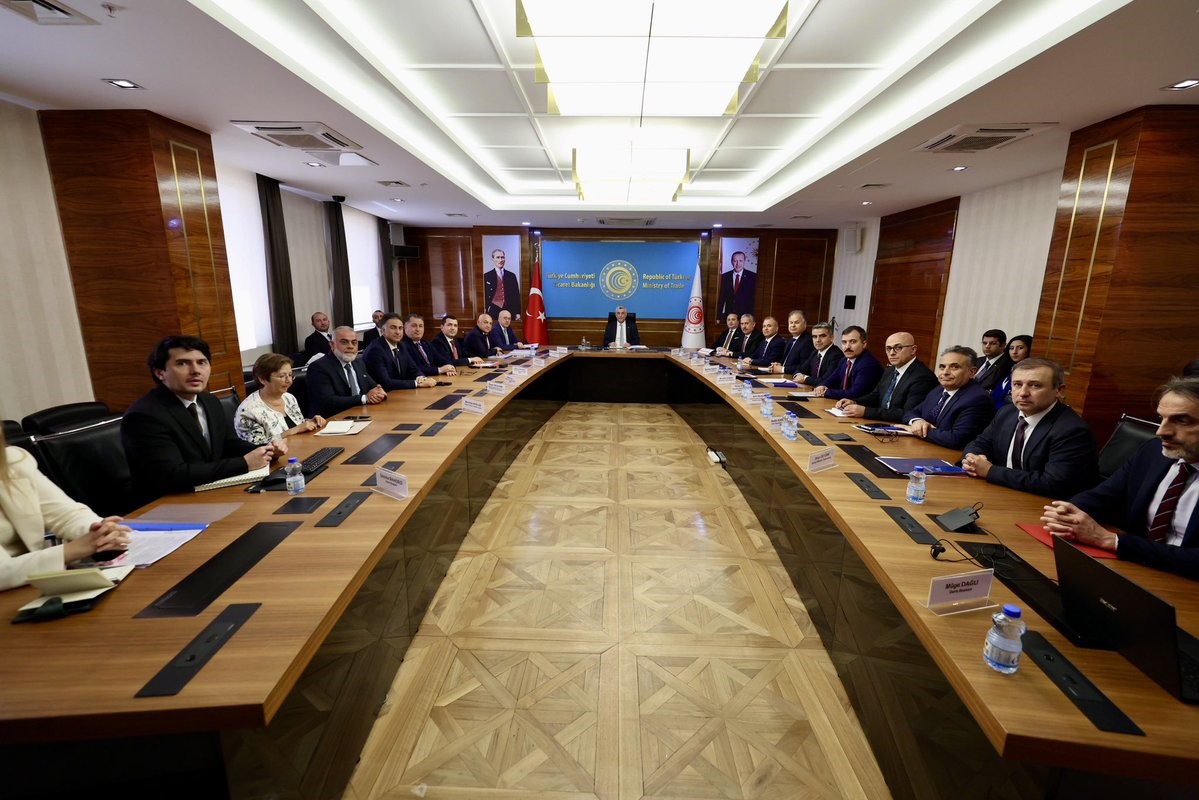 Ticaret Bakanı Bolat, ayakkabı sanayisinin temsilcileriyle bir araya geldi 