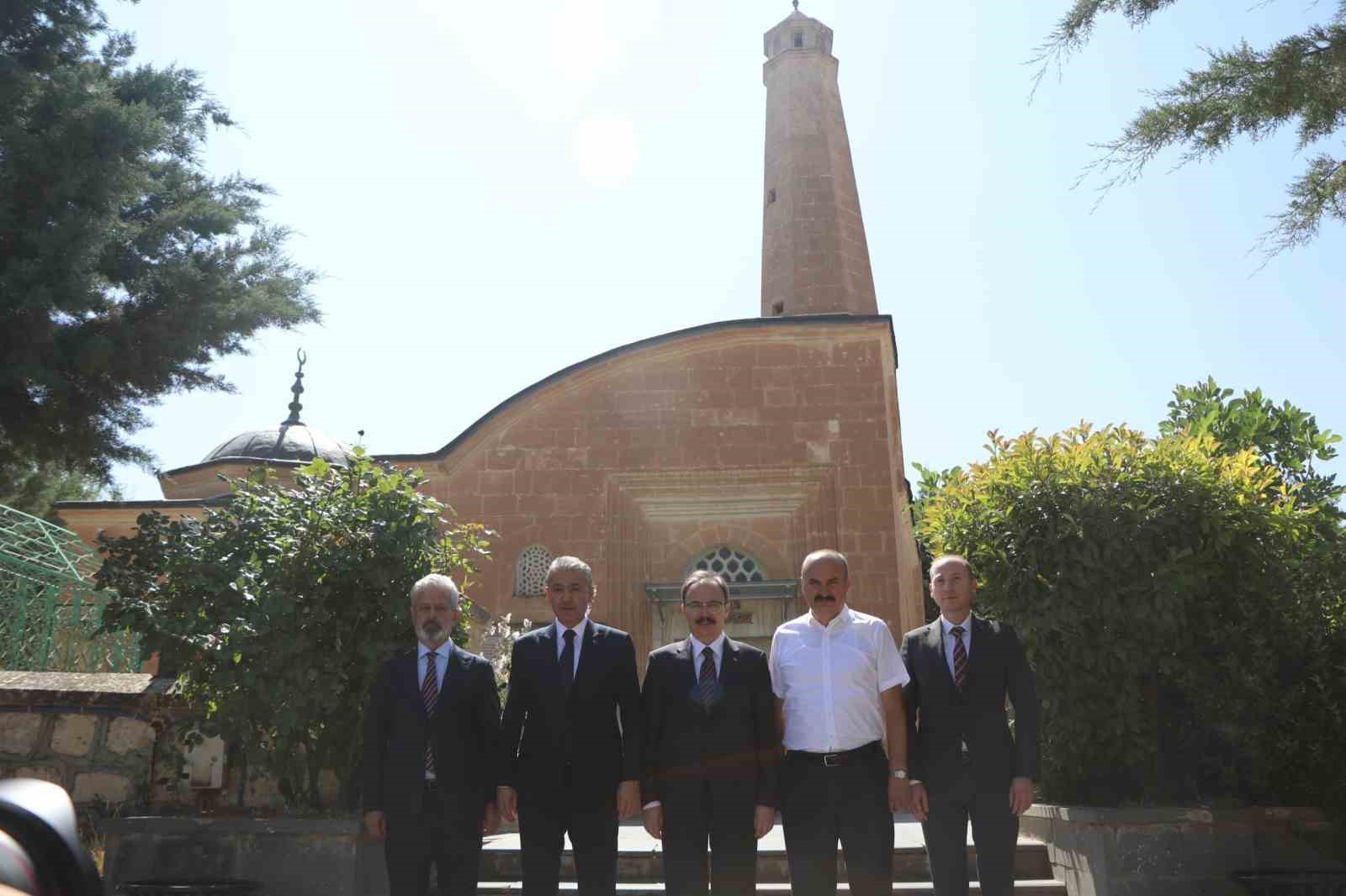 Valiler Siirt’te kültürel ziyaretlerde bulundu 