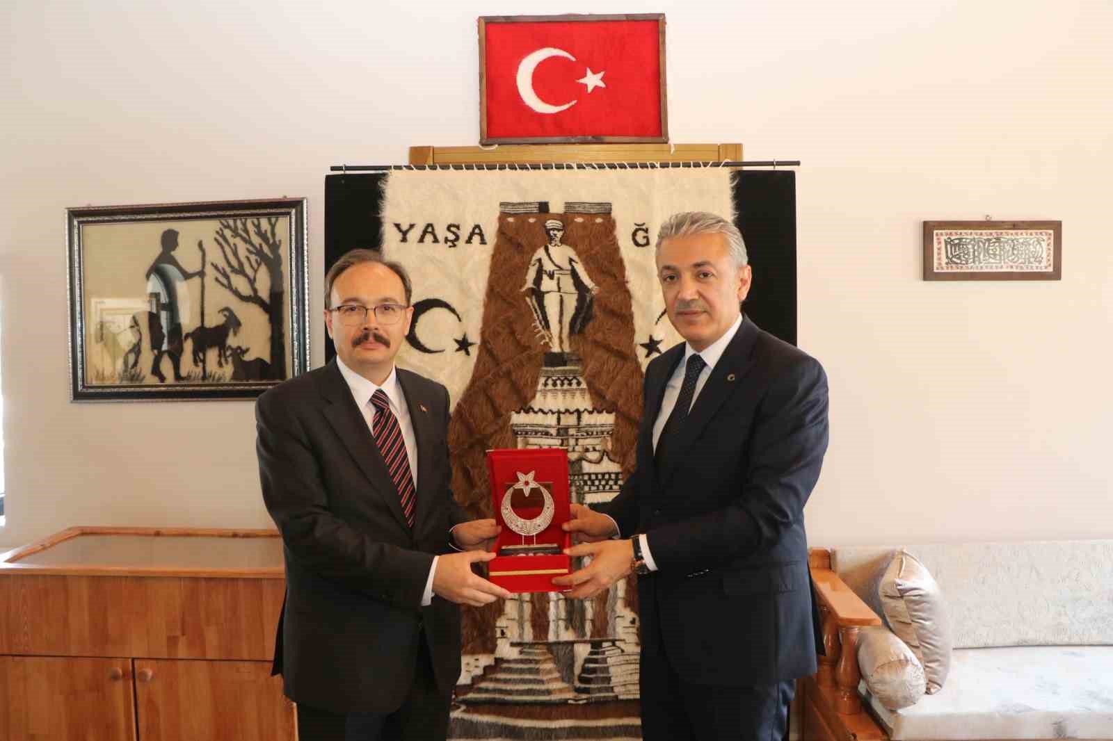 Valiler Siirt’te kültürel ziyaretlerde bulundu 