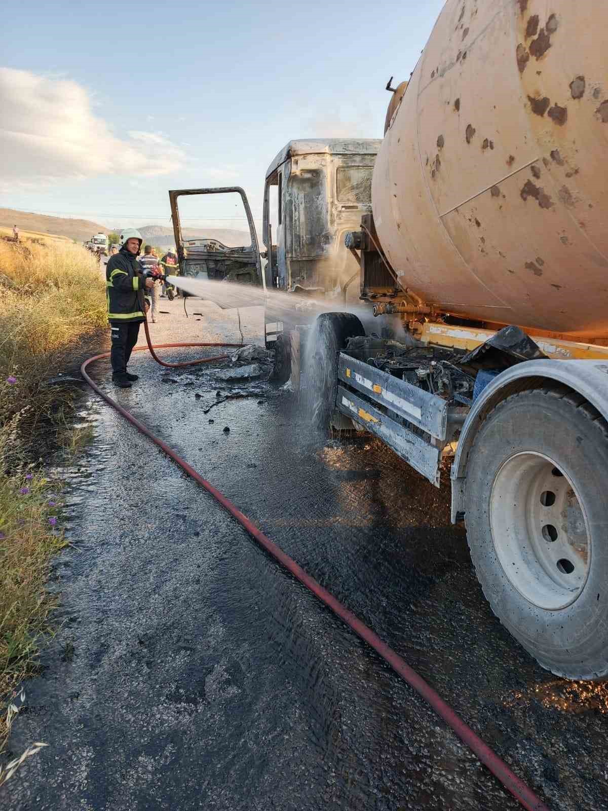 Amasya’da seyir halindeki beton mikseri alev alev yandı 