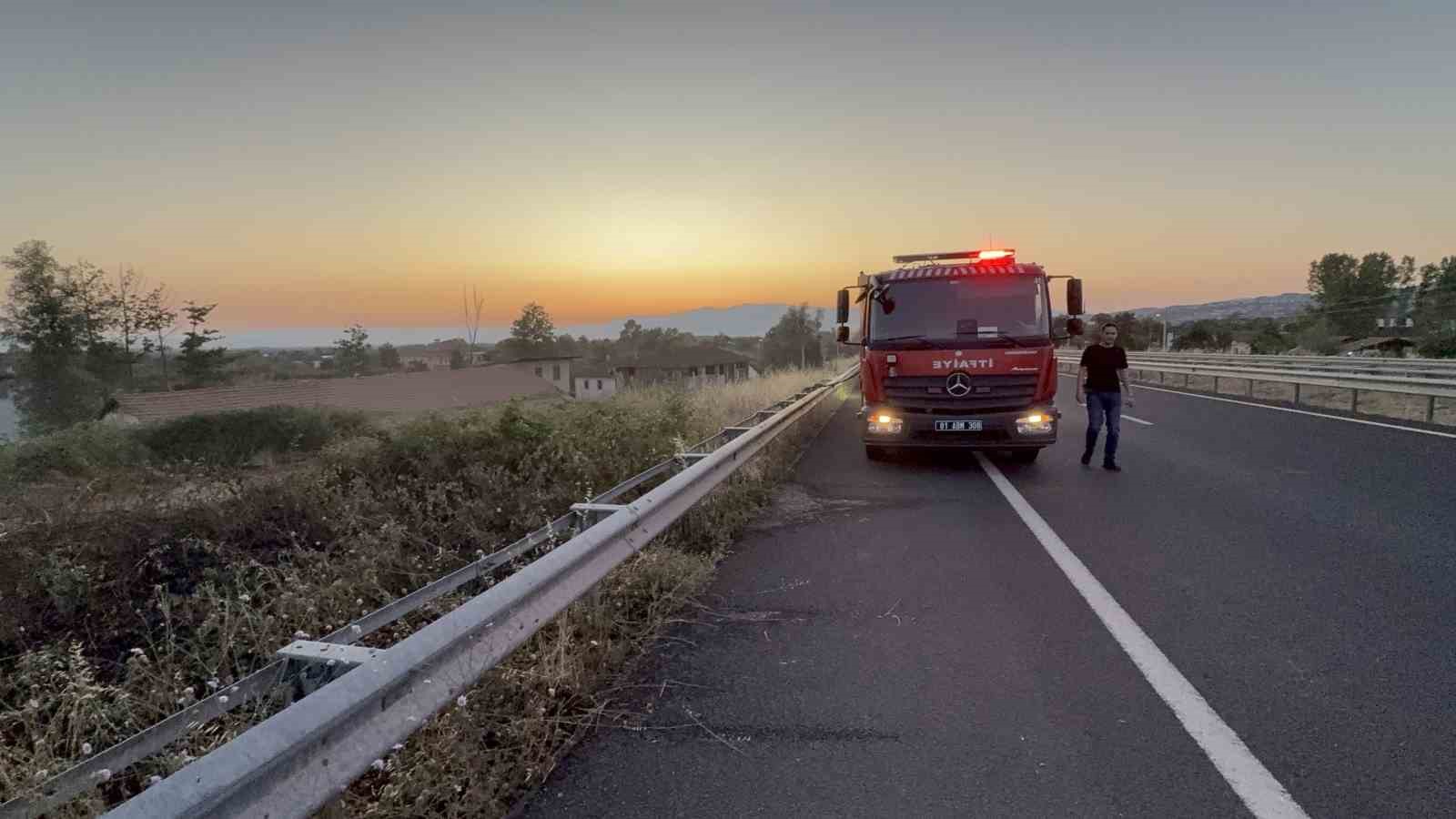 Yol kenarına atılan izmarit, otları yaktı 