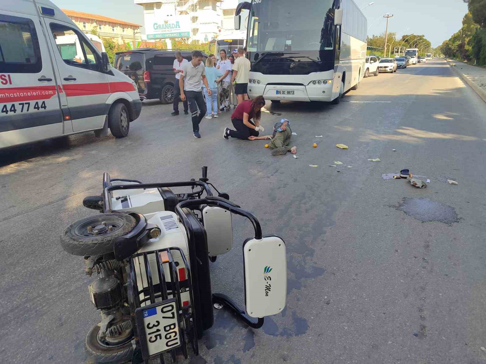 Serik’te otobüs ile elektrikli motosiklet çarpıştı: 2 yaralı
