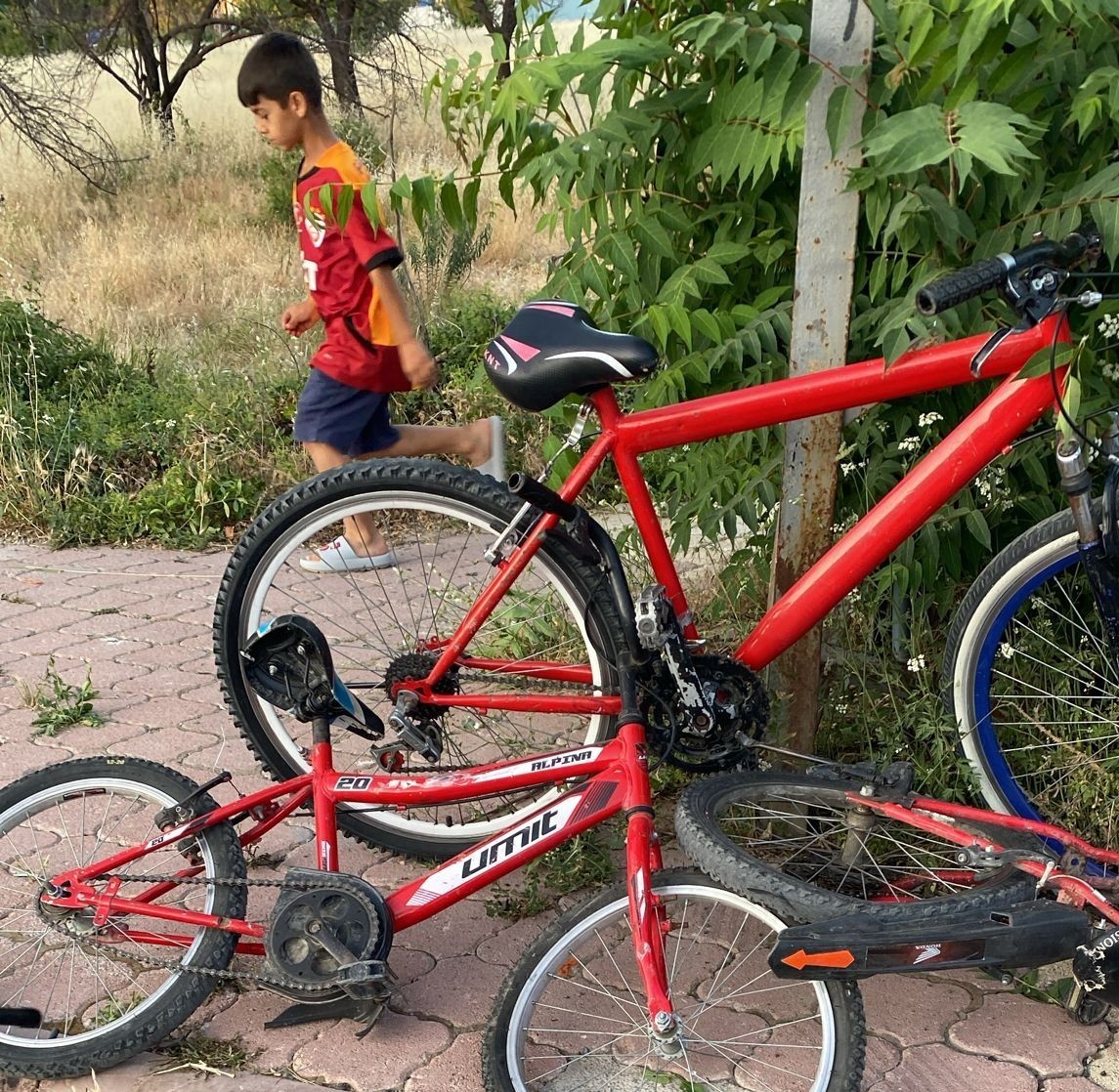 Kontrolden çıkan araç çocukların arasına daldı: 3 yaralı 
