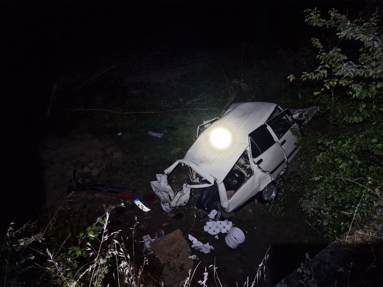 Yarış yaparken farları yanmayan otomobile çarpan motosikletler paramparça oldu: 1 ölü 