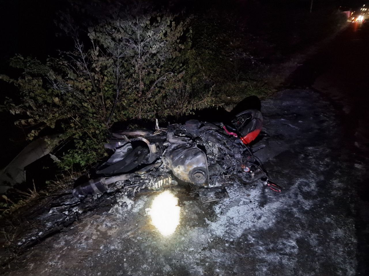 Yarış yaparken farları yanmayan otomobile çarpan motosikletler paramparça oldu: 1 ölü 