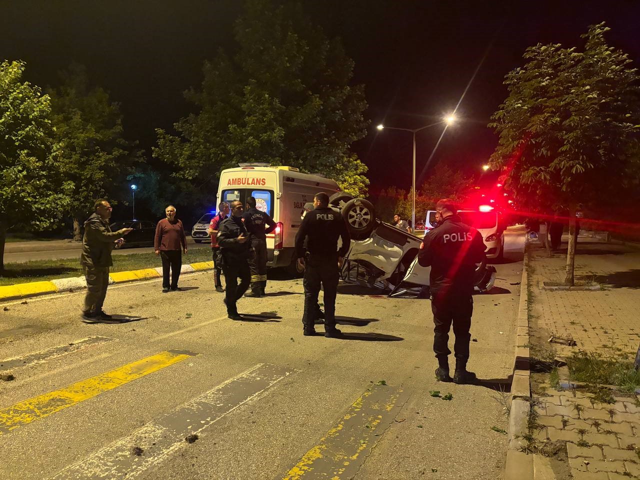 Erzincan’da otomobil ağaca çarptı: 3 yaralı 