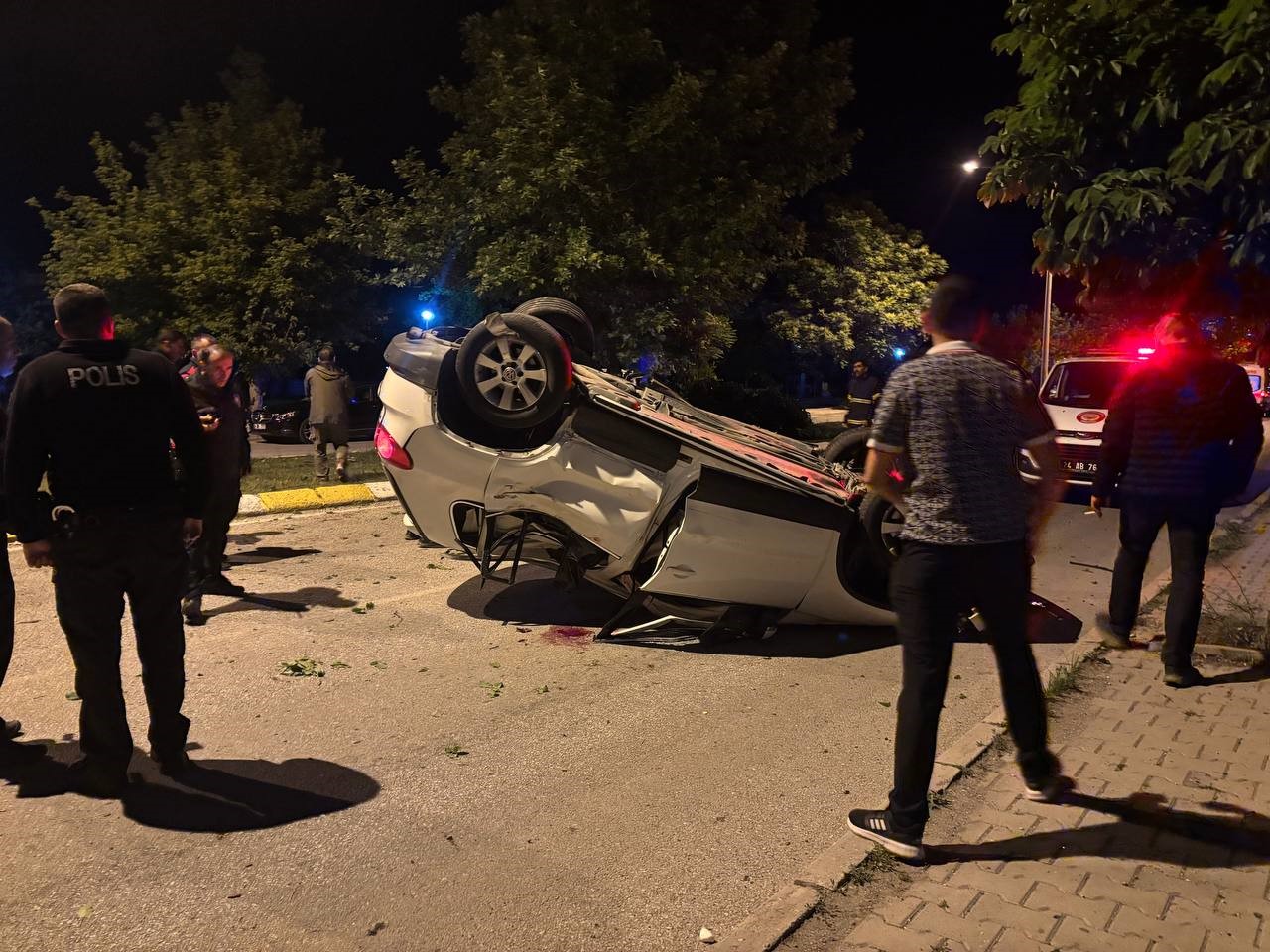 Erzincan’da otomobil ağaca çarptı: 3 yaralı 