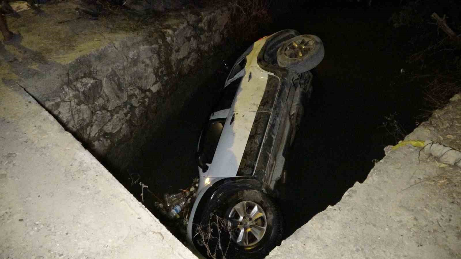 Sulama kanalına uçan otomobilde 2 kişi boğularak hayatını kaybetti 