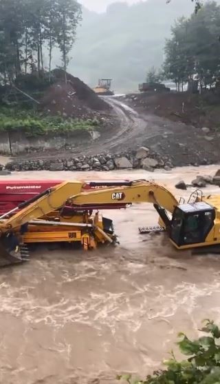 Artvin’de iş makineleri bir anda yükselen dere sularının ortasında kaldı 