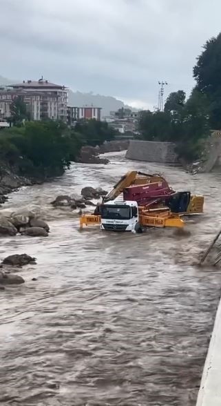 Artvin’de iş makineleri bir anda yükselen dere sularının ortasında kaldı 