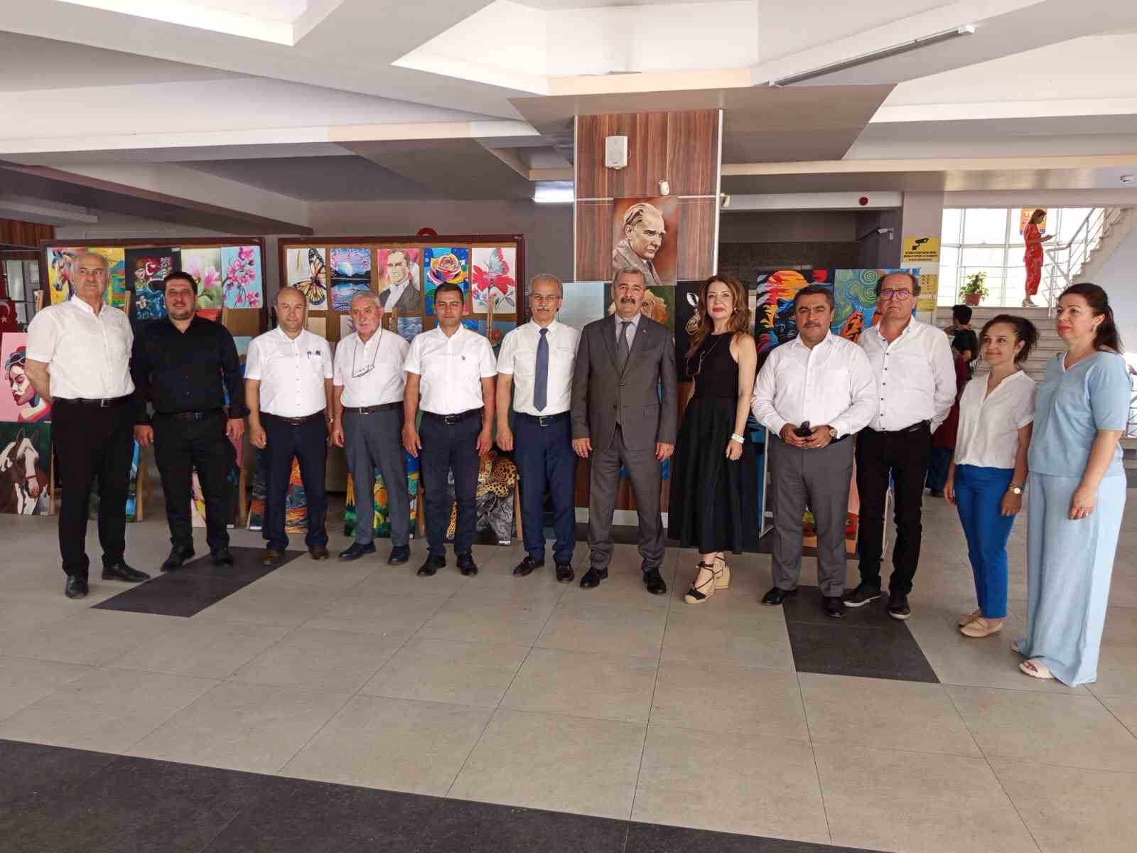 Liseli genç yeteneklerin eserleri göz doldurdu 