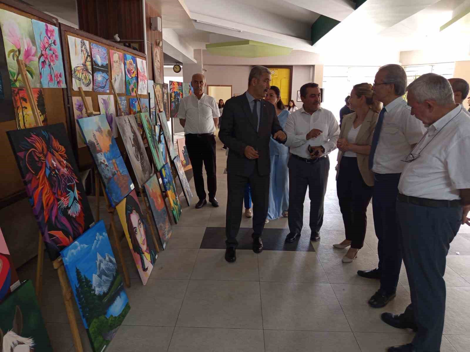 Liseli genç yeteneklerin eserleri göz doldurdu 