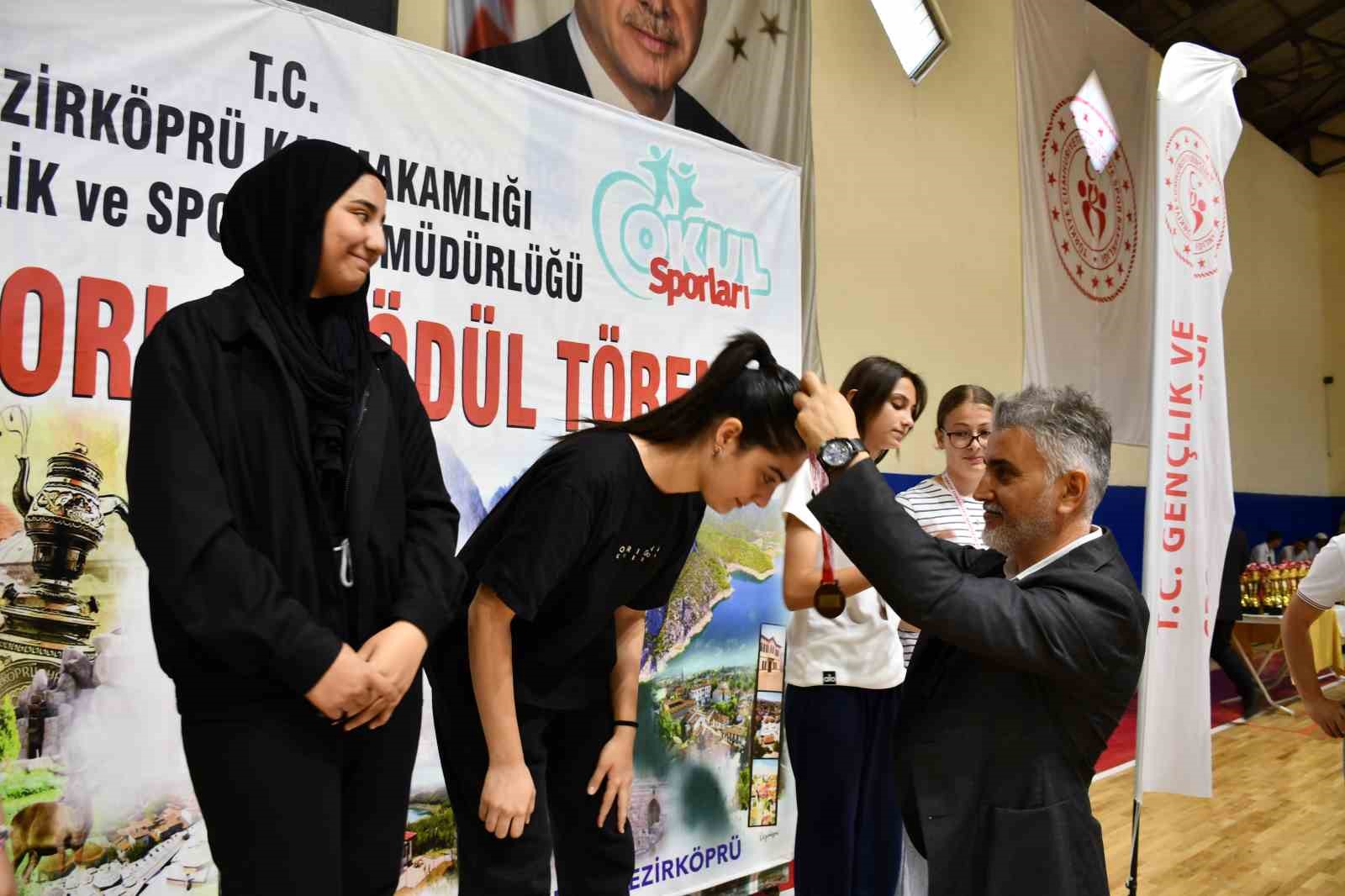 Okul sporlarında dereceye giren 452 öğrenciye ödül 