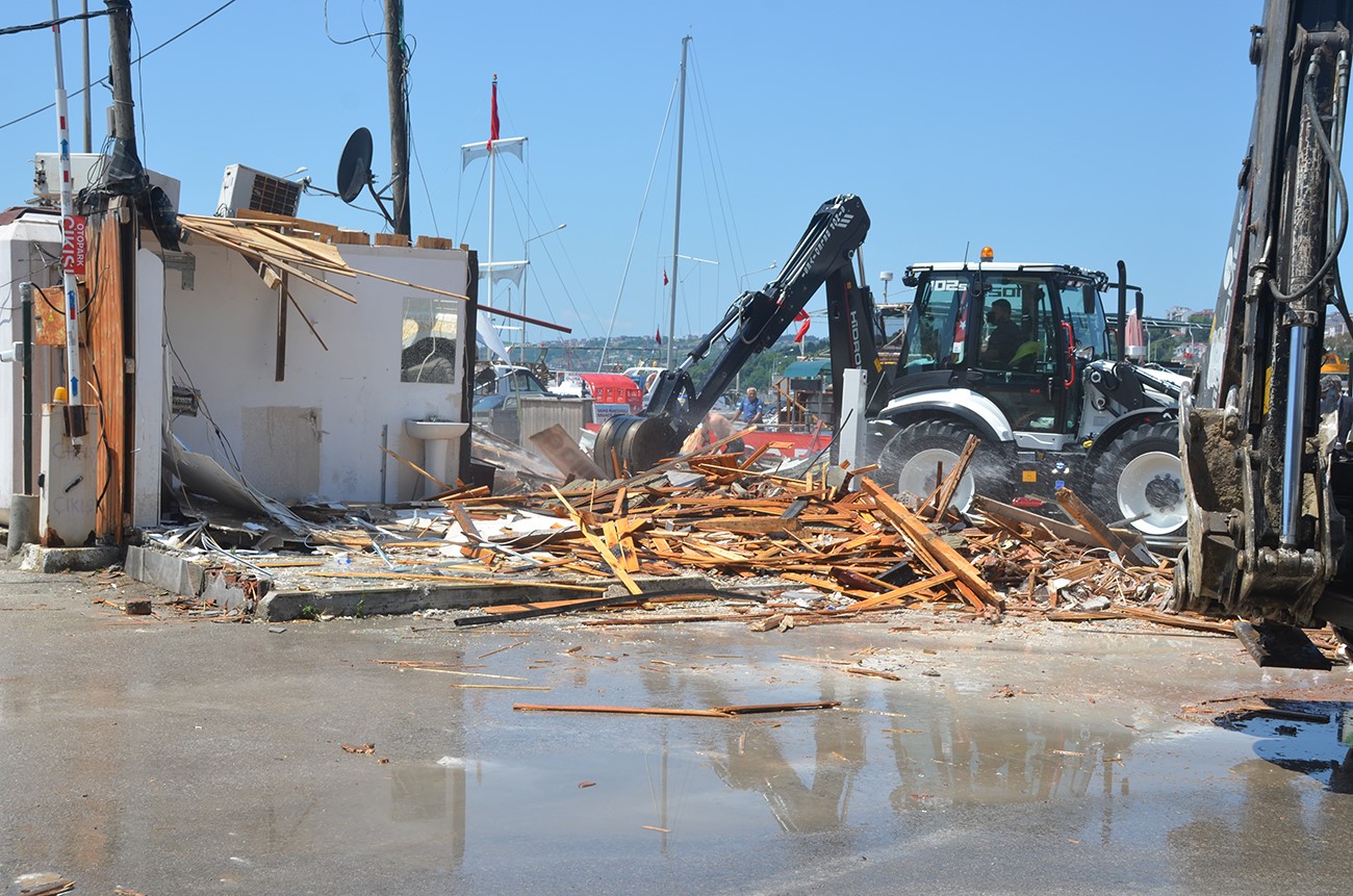 Sinop’ta mevzuata aykırı 5 kulübe yerinden kaldırıldı 