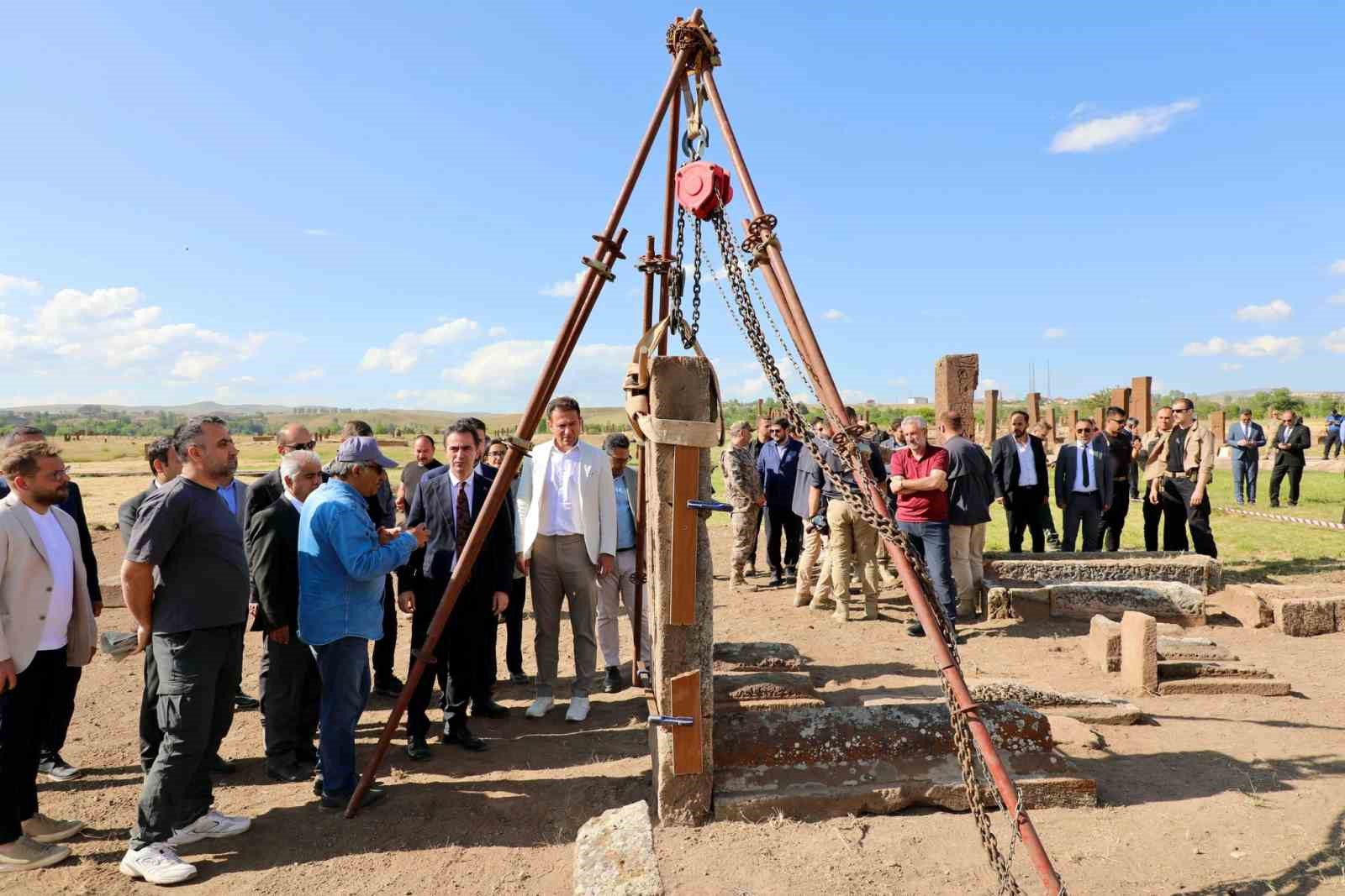 Bitlis Valisi Karakaya, Selçuklu mezarlığında incelemelerde bulundu 