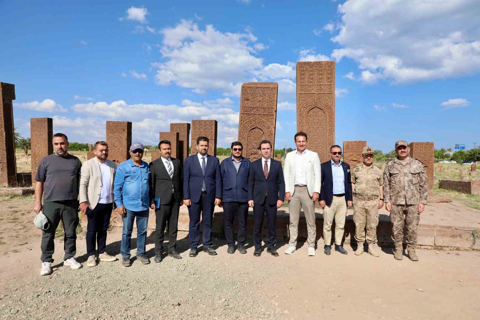 Bitlis Valisi Karakaya, Selçuklu mezarlığında incelemelerde bulundu 