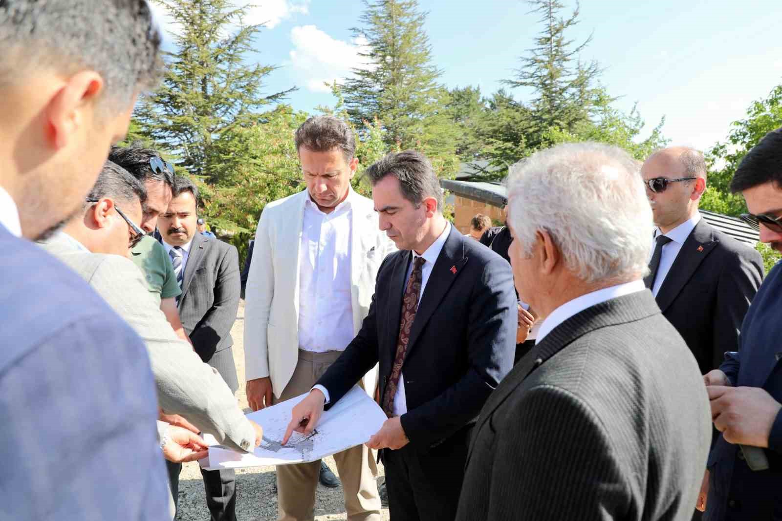 Bitlis Valisi Karakaya, Selçuklu mezarlığında incelemelerde bulundu 