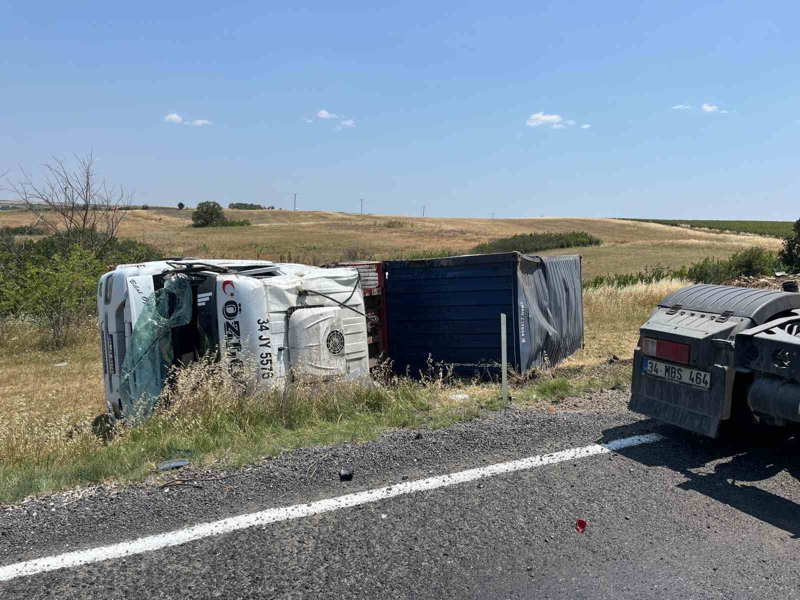 Tekirdağ’da tarlaya devrilen tırda sürücü yaralandı 