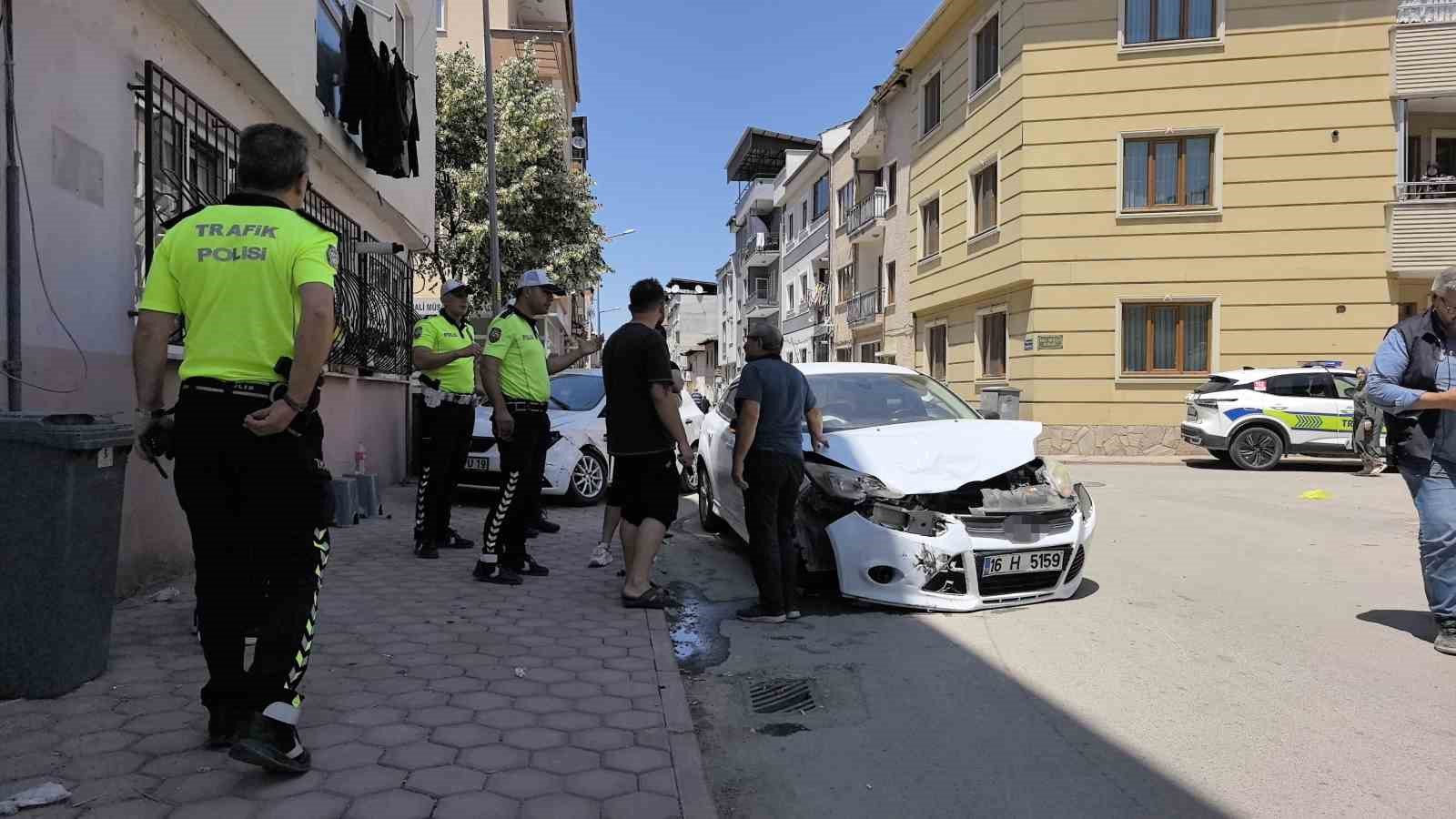 Bursa’da otomobiller çarpıştı: 3 yaralı 