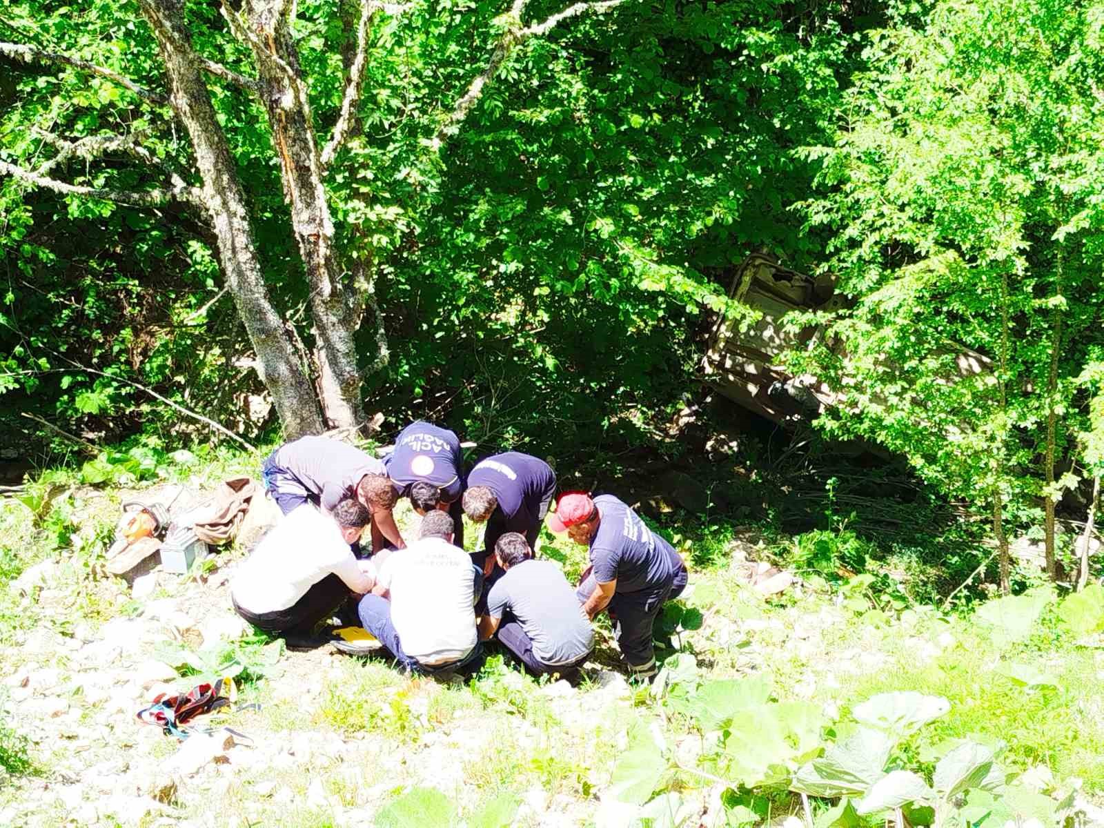 Zonguldak’ta 80 metreden şarampole devrilen otomobildeki 3 kişi yaralandı 