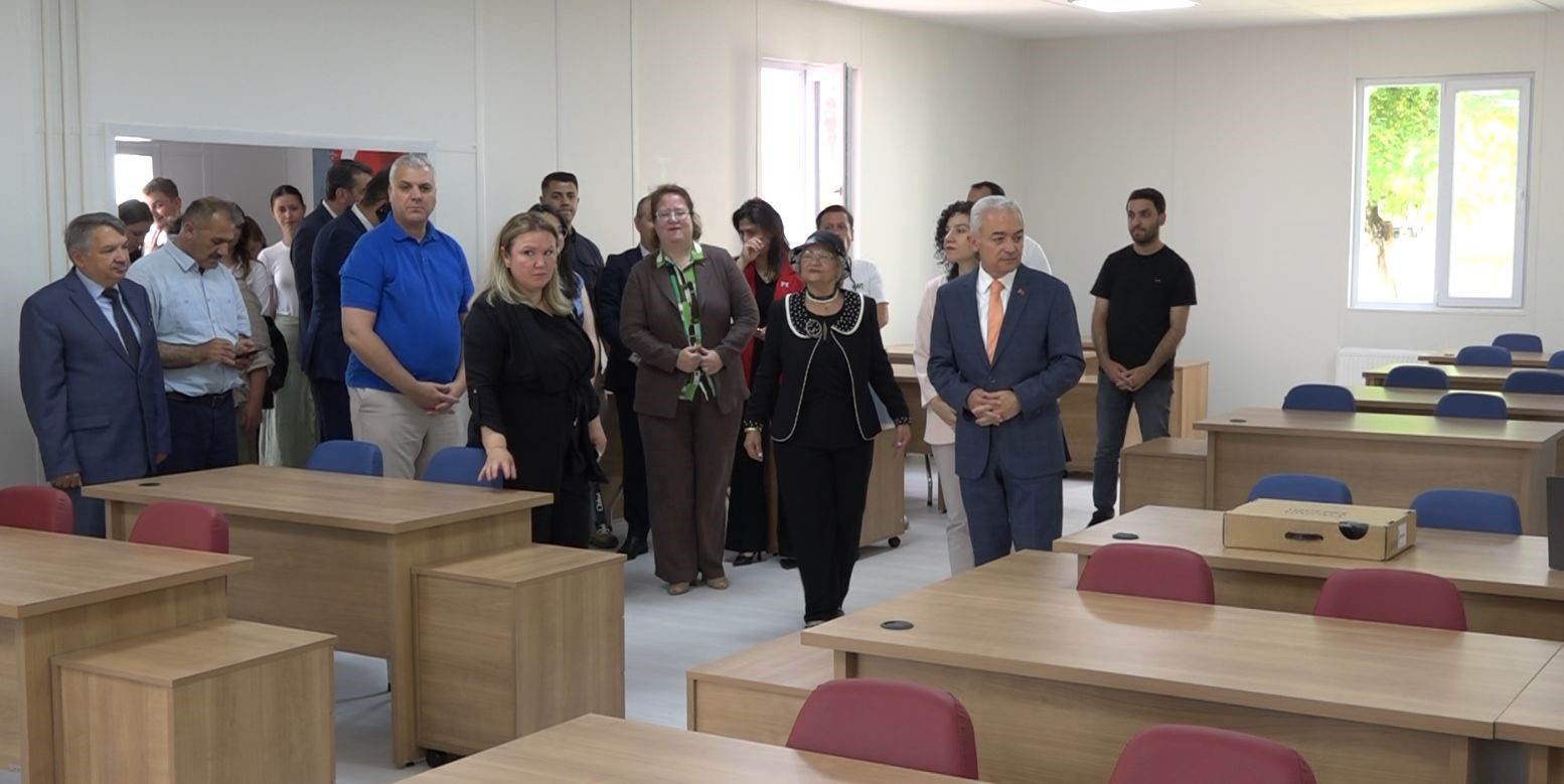 Kırklareli’nde bir hayırsever tarafından yaptırılan etüt merkezi açıldı 