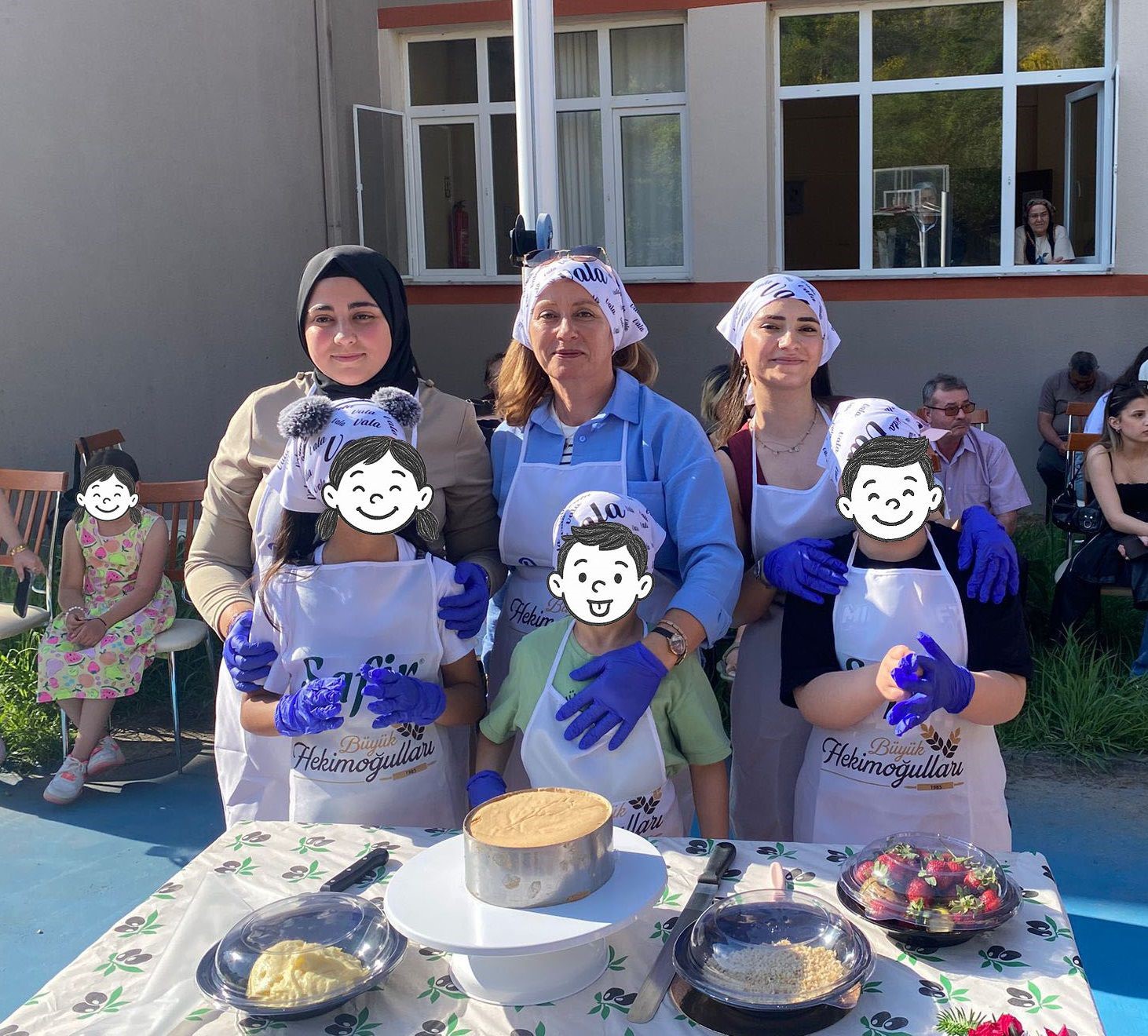 Çocuk yuvasında kalan minikler, üniversiteliler ile pasta yapmayı öğrendi 