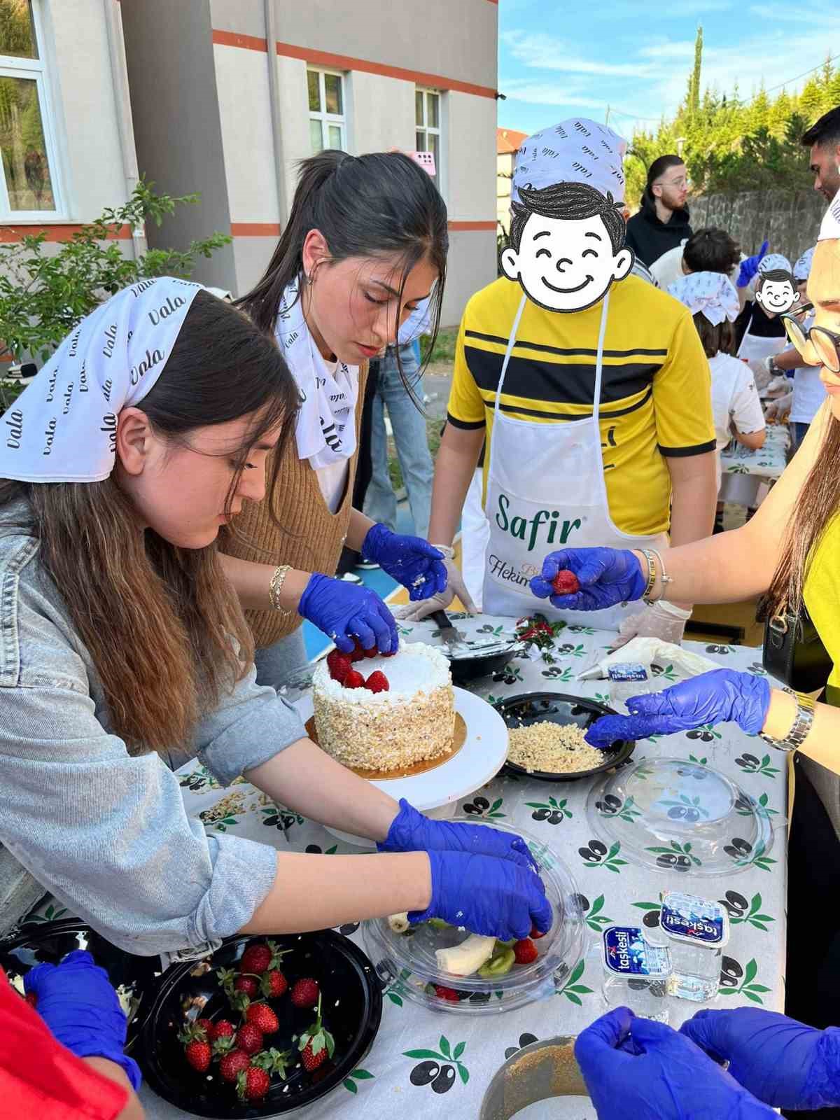 Çocuk yuvasında kalan minikler, üniversiteliler ile pasta yapmayı öğrendi 