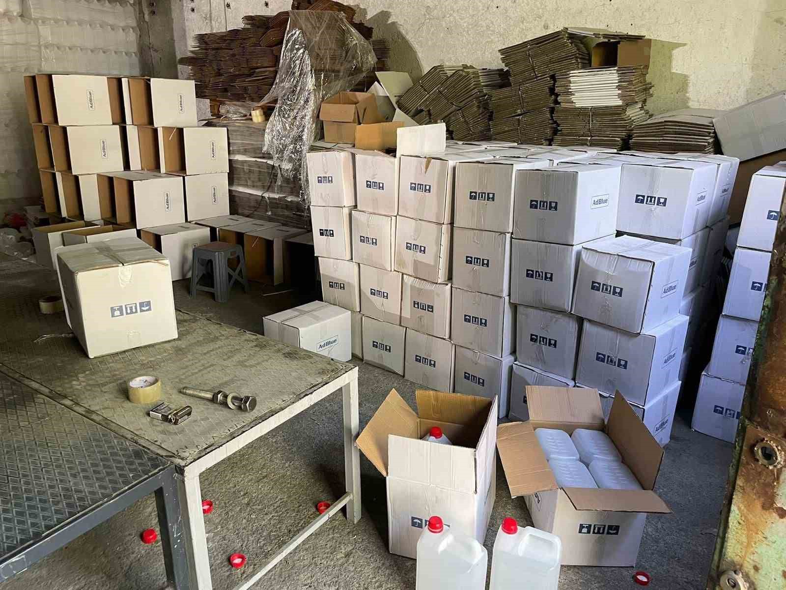Samsun merkezli 8 ilde sahte alkol şebekesine operasyon: 4 ton etil ve metil alkol ele geçirildi 