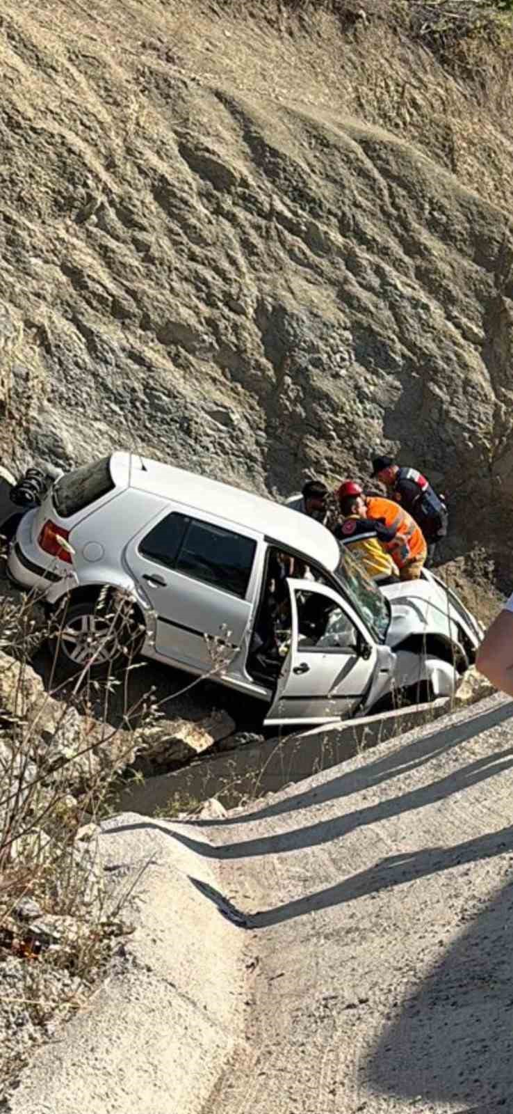 Kontrolden çıkan araç menfeze savruldu: 1 ölü, 2 yaralı 