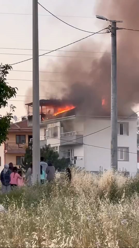 Bursa’da çatı yangını: 1 kişi dumandan etkilendi 