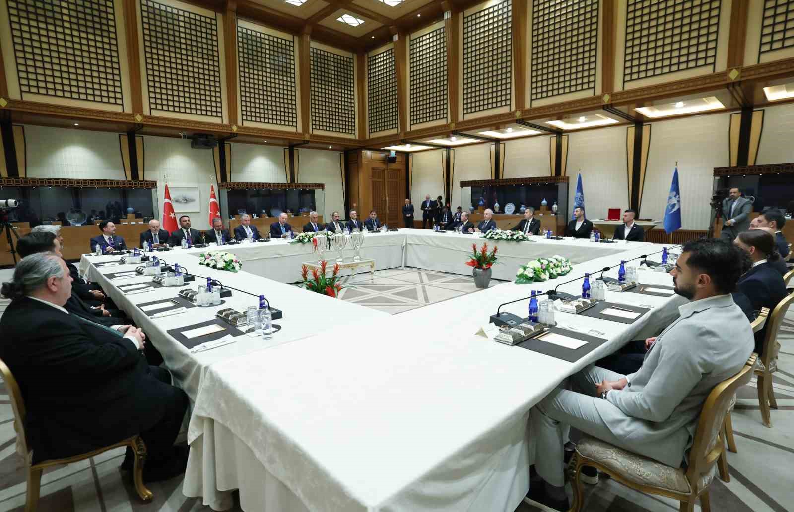 Cumhurbaşkanı Erdoğan, Süper Lig’e yükselen 3 futbol kulübünün başkanlarını kabul etti 