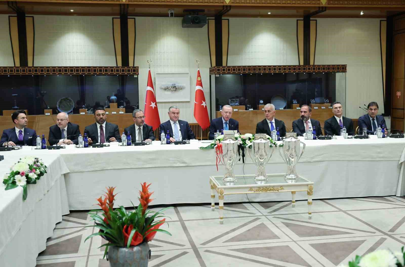 Cumhurbaşkanı Erdoğan, Süper Lig’e yükselen 3 futbol kulübünün başkanlarını kabul etti 