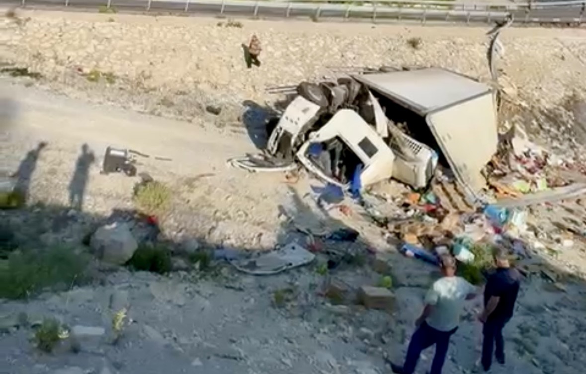 Antalya’da yoldan çıkan kamyon boş alana yuvarlandı: Sürücüsü ağır yaralandı 
