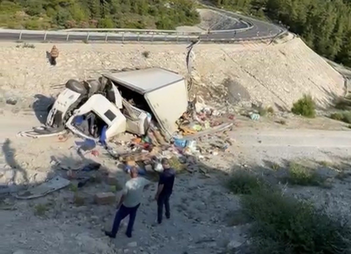 Antalya’da yoldan çıkan kamyon boş alana yuvarlandı: Sürücüsü ağır yaralandı 