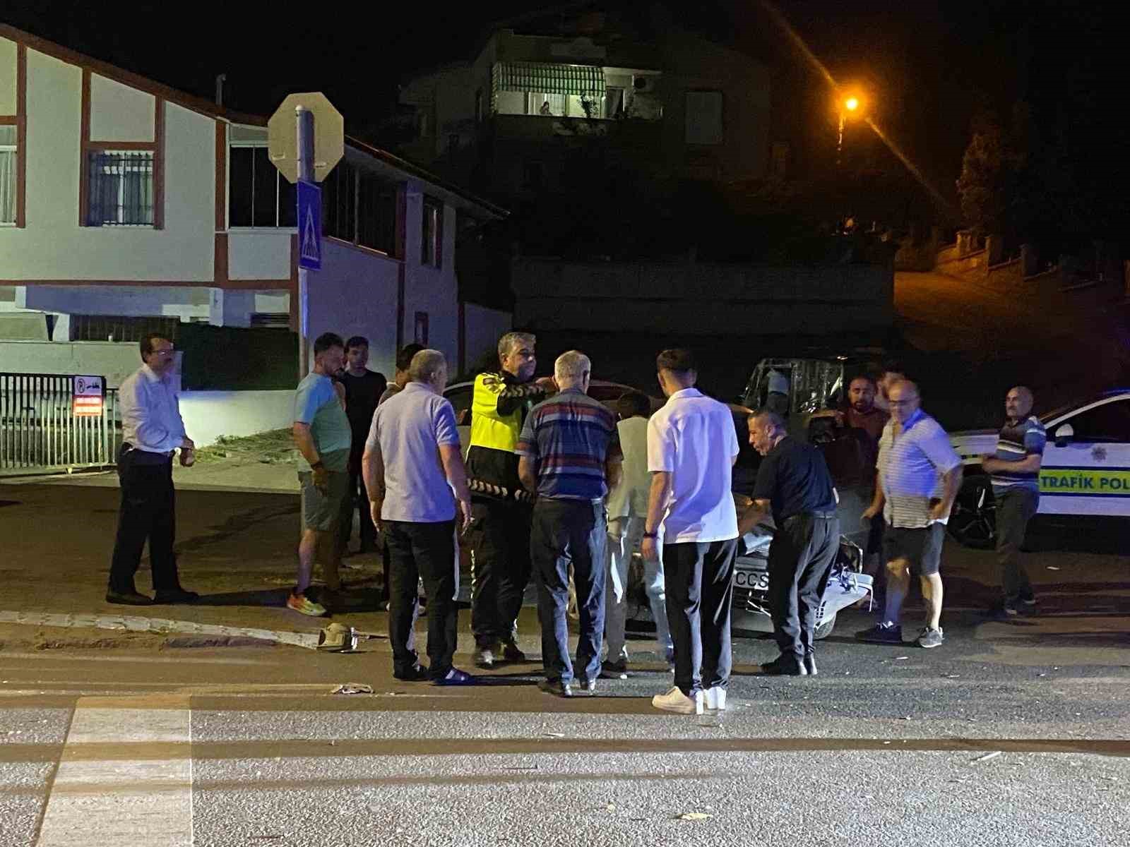 Kocaeli’de 2 otomobil çarpıştı: 2 yaralı 