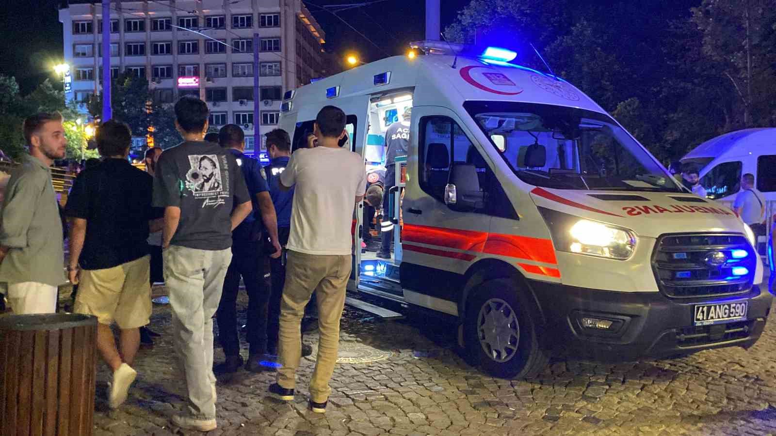 Kentin göbeğinde 17 yaşındaki genç bıçaklandı 