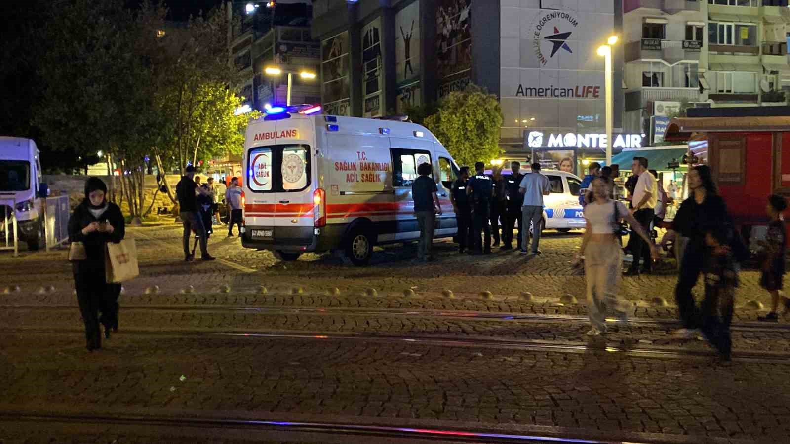 Kentin göbeğinde 17 yaşındaki genç bıçaklandı 