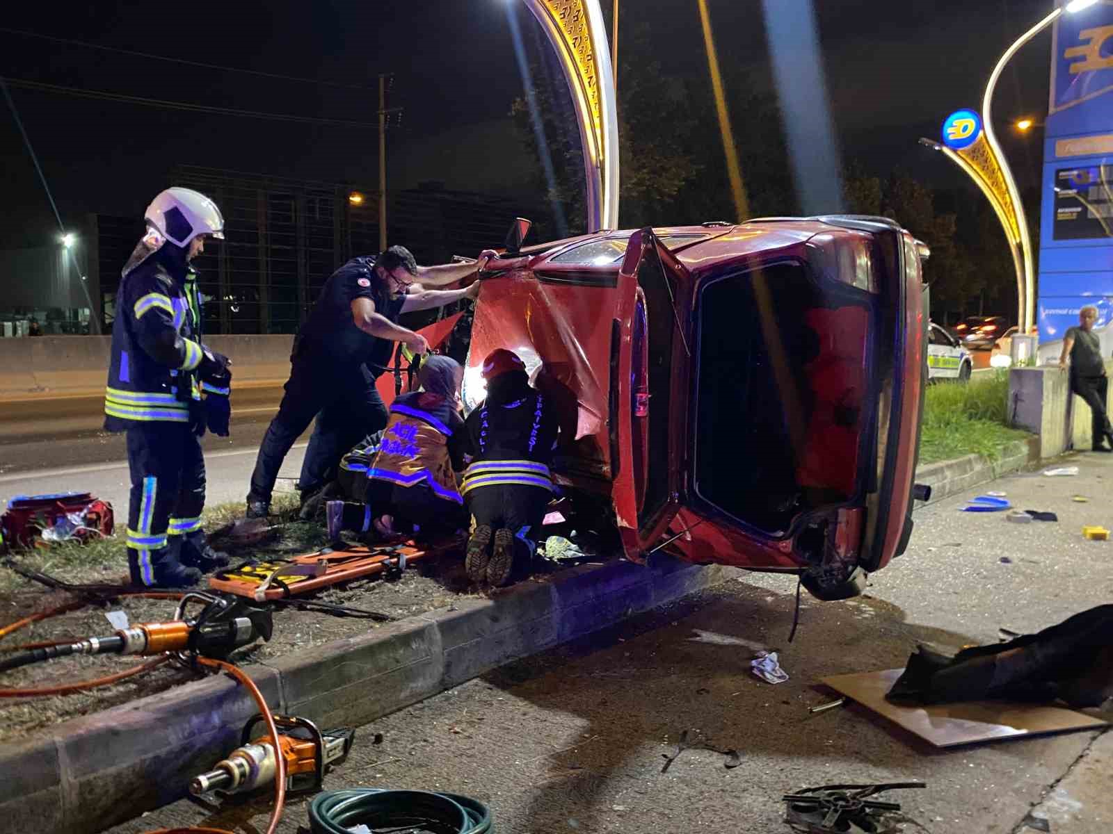 Akaryakıt istasyonuna dalan otomobil takla attı: 1’i ağır 2 yaralı 
