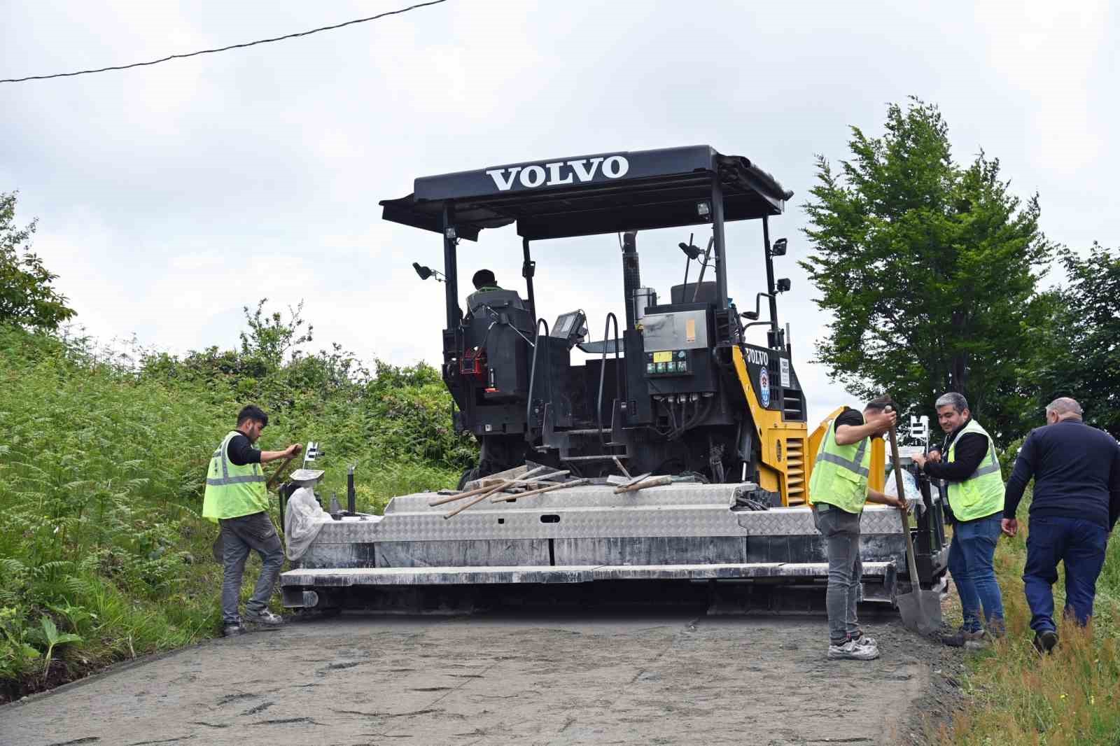 Trabzon’da bir yandan yayla yollarında karla mücadele çalışması yapılıyor bir yandan yayla yolları betonlanıyor 