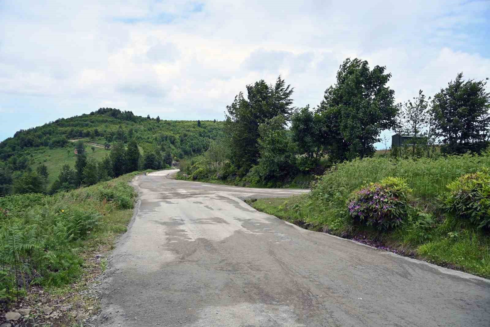 Trabzon’da bir yandan yayla yollarında karla mücadele çalışması yapılıyor bir yandan yayla yolları betonlanıyor 