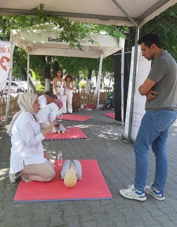 Gediz Sağlık Hizmetleri MYO öğrencileri bilgisiyle ödül kazandı 
