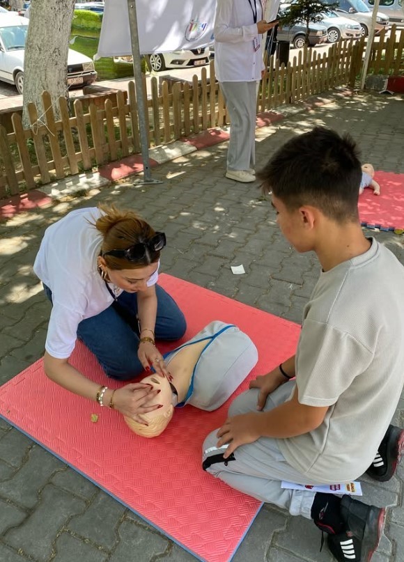 Gediz Sağlık Hizmetleri MYO öğrencileri bilgisiyle ödül kazandı 