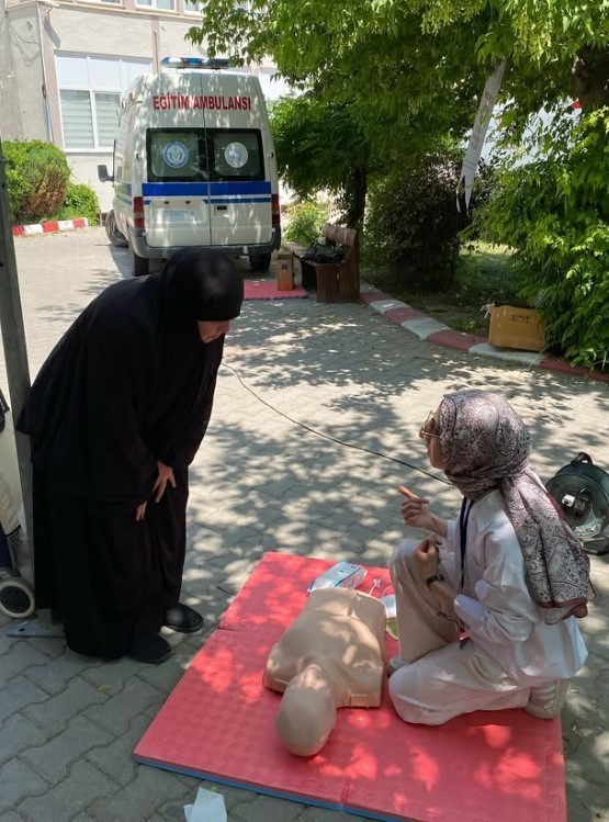 Gediz Sağlık Hizmetleri MYO öğrencileri bilgisiyle ödül kazandı 