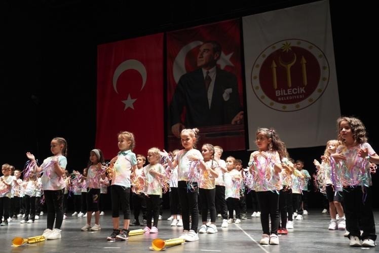 Minik öğrencilerin mezuniyet sevinci 