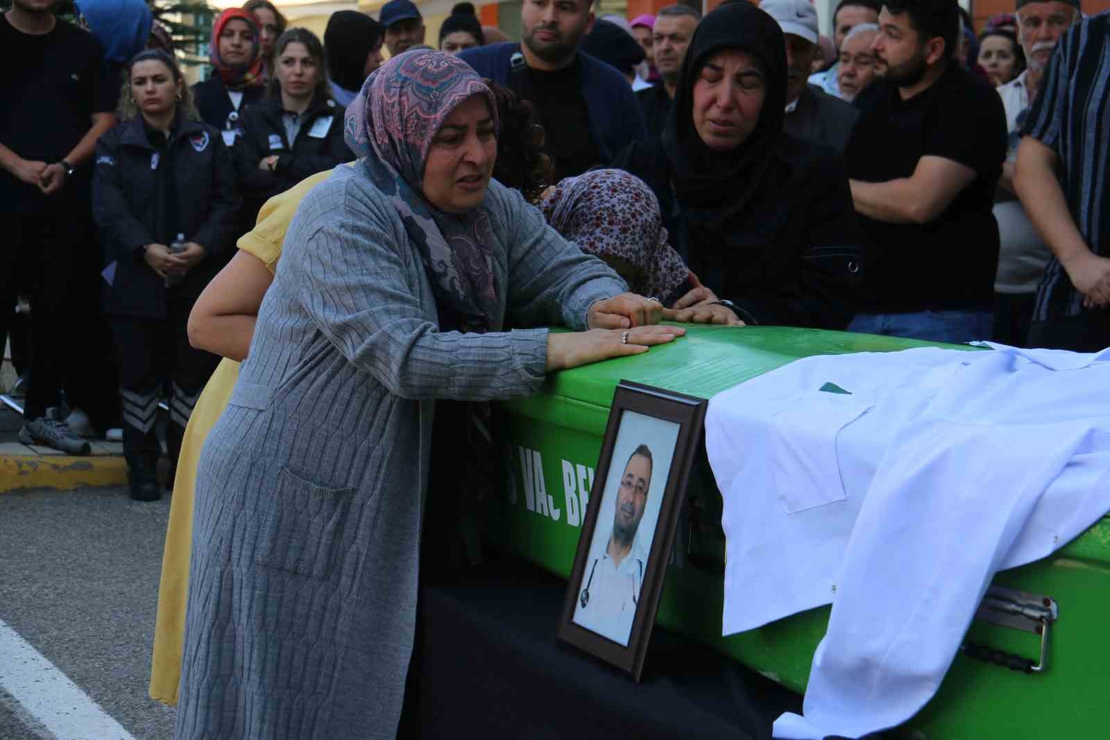 Beyin tümörü tedavisi gören doktor hayatını kaybetti, meslektaşları gözyaşlarına boğuldu 