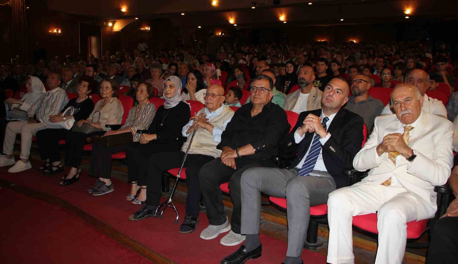 Mersin’de okul yaptıran hayırseverlere plaket takdim edildi 