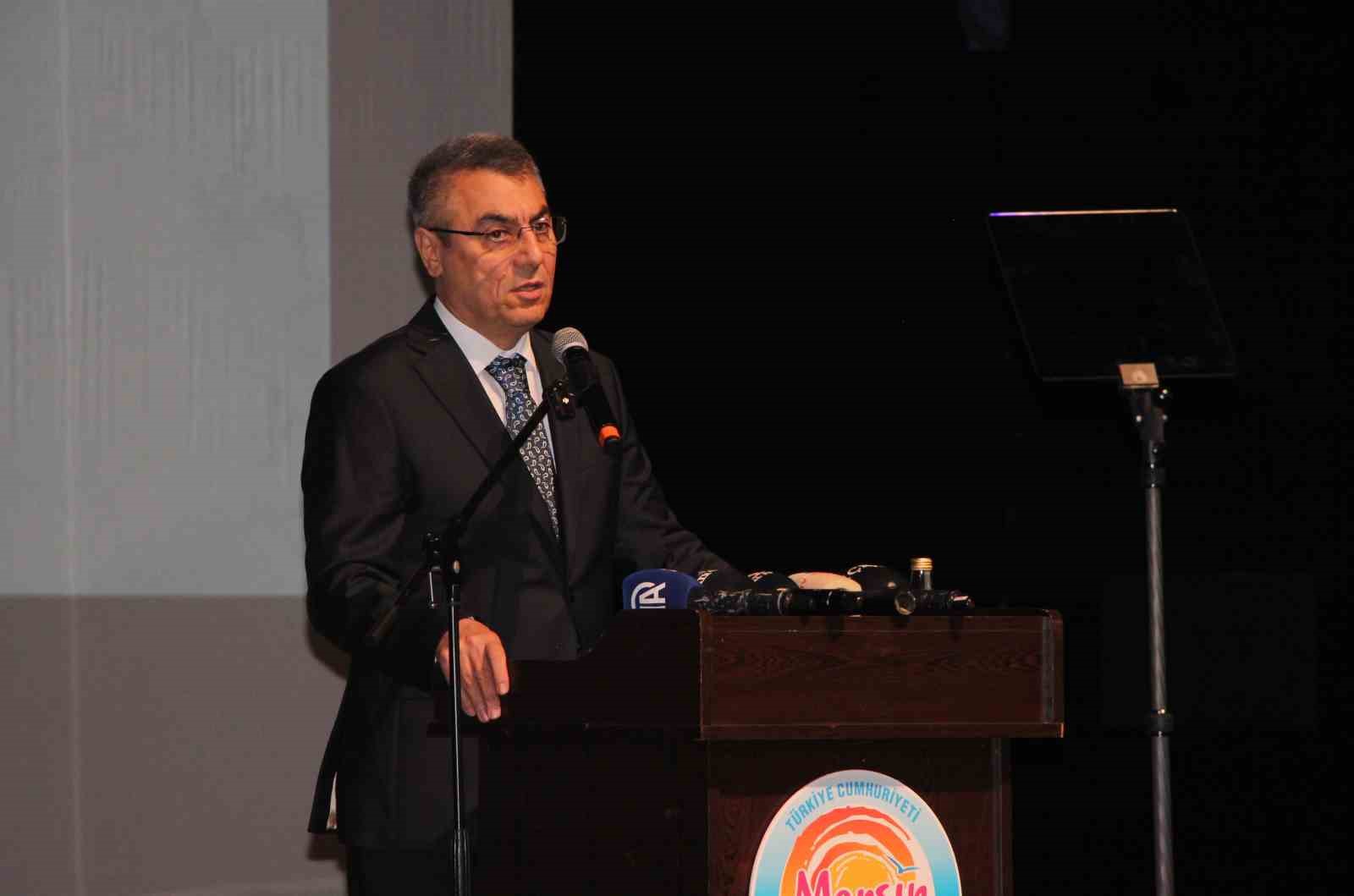 Mersin’de okul yaptıran hayırseverlere plaket takdim edildi 
