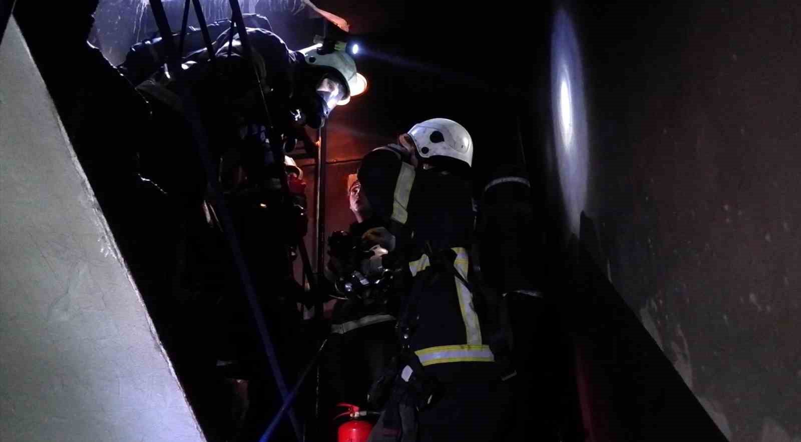Edirne’de yangında evlerinde mahsur kalan 2 kişi ekiplerce kurtarıldı 