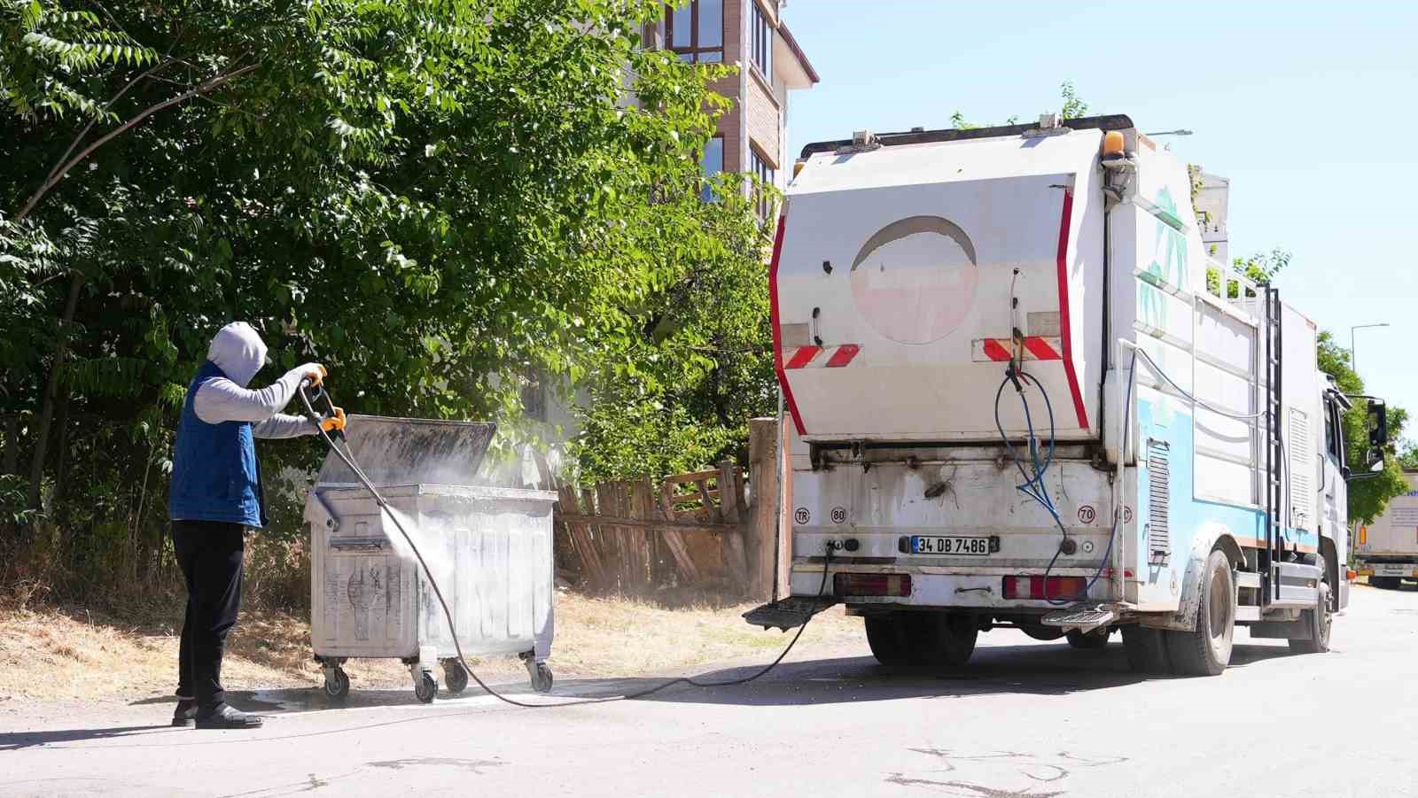 Elazığ Belediyesi, kentin dört bir yanında temizlik çalışmasına devam ediyor 